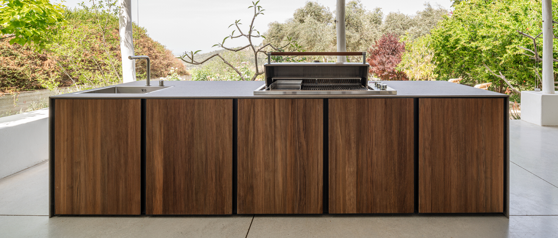 STRATO timber-slat island with integrated grill